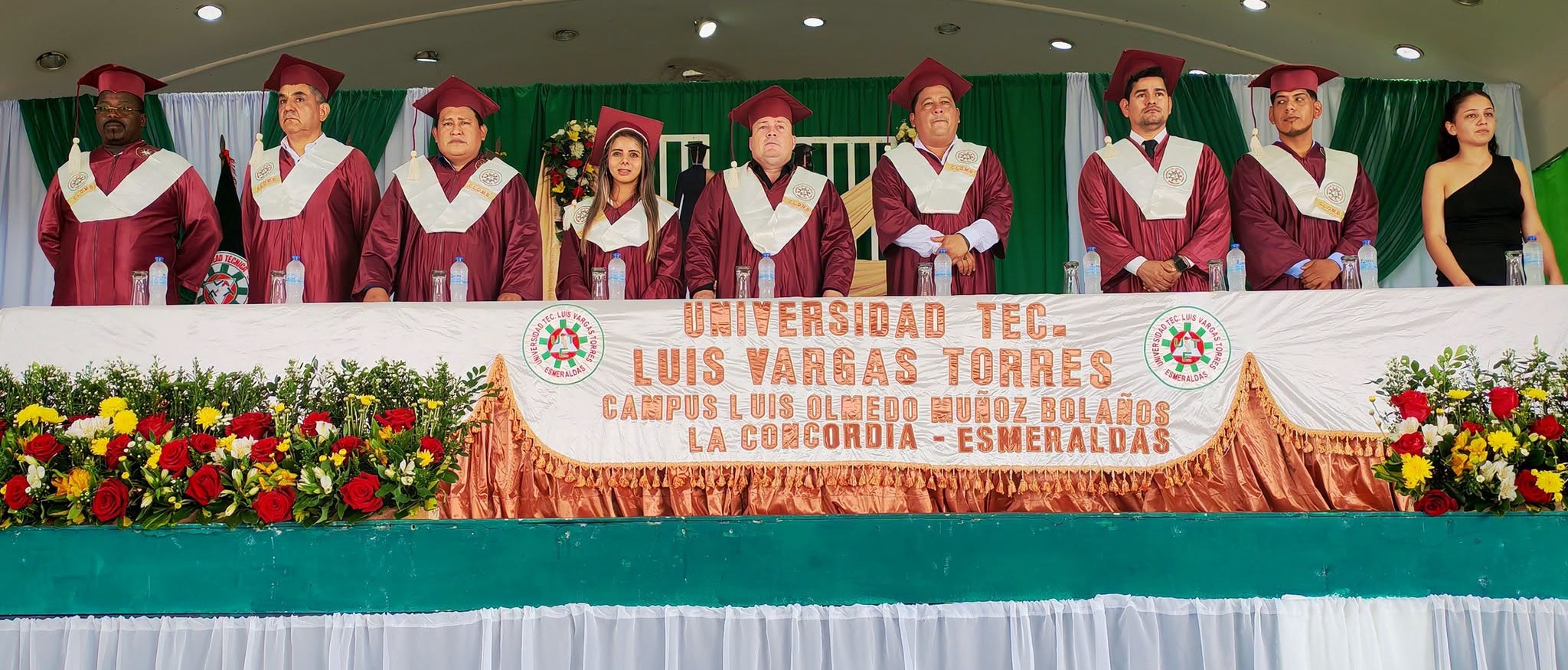 Autoridades y comunidad académica de la sede